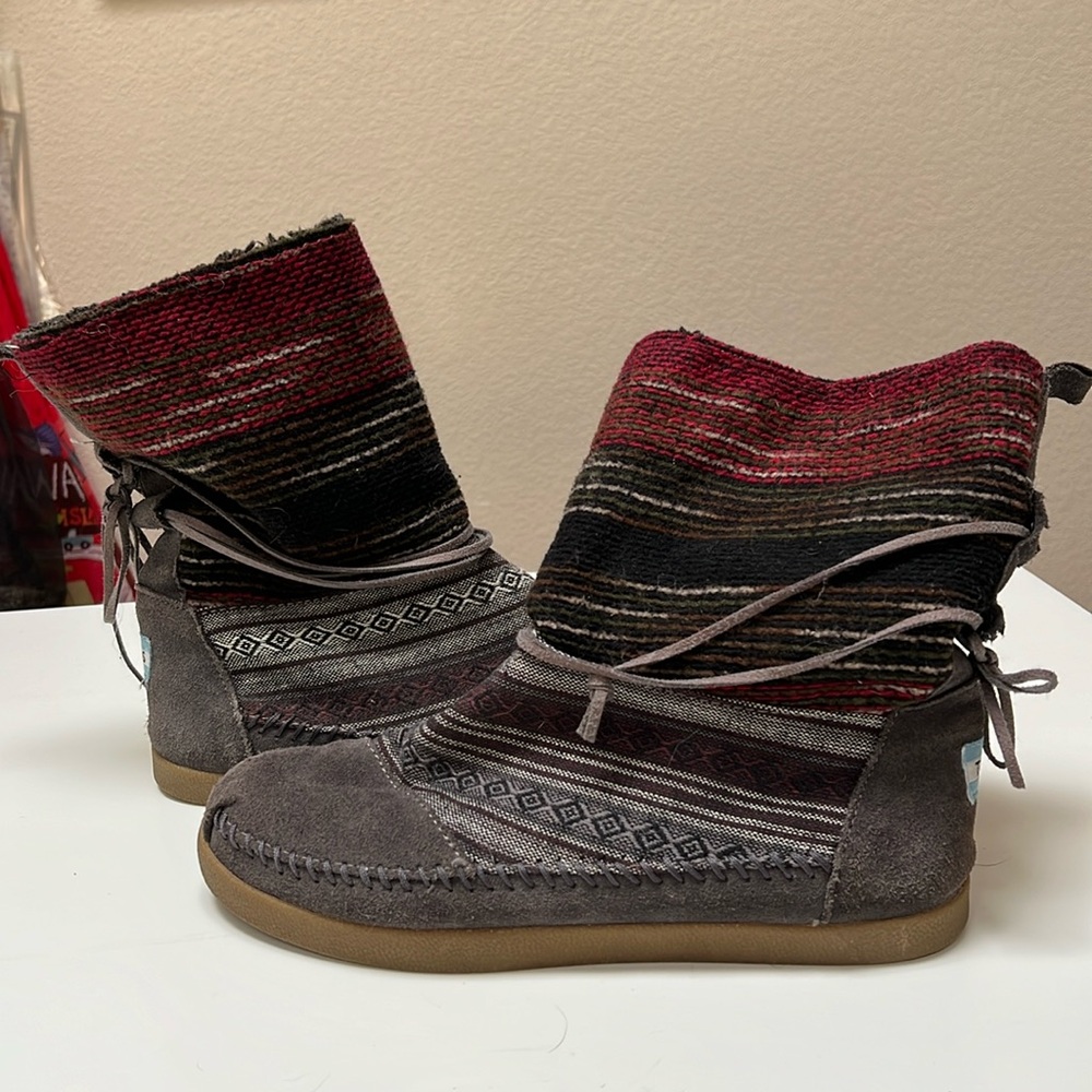TOMS lined boots size W8